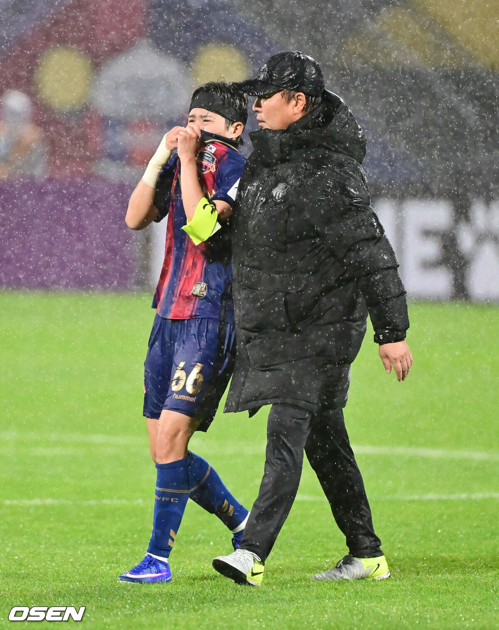한국에서 처음으로 열린 남북 여자 축구 클럽 간 대결에서 수원FC위민이 북한 내고향여자축구단에 역전패를 당했다.수원FC 위민은 20일 수원종합운동장에서 열린 2025-2026시즌 아시아축구연맹(AFC) 여자 챔피언스리그(AWCL) 4강전에서 북한 평양 내고향여자축구단과 경기에서 1-2로 패배했다.경기종료 후 수원FC 위민 박길영 감독이 지소연을 다독이고 있다 2026.05.20 /soul1014@osen.co.kr