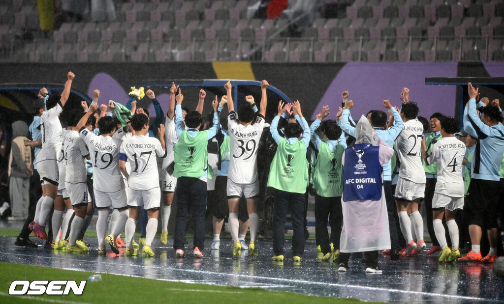 수원FC 위민은 20일 수원종합운동장에서 열린 2025-2026시즌 아시아축구연맹(AFC) 여자 챔피언스리그(AWCL) 4강전에서 북한 평양 내고향여자축구단과 경기에서 1-2로 패배했다.경기 종료 후 내고향여자축구단 선수들이 승리의 기쁨을 나누고 있다. 2026.05.20 /sunday@osen.co.kr
