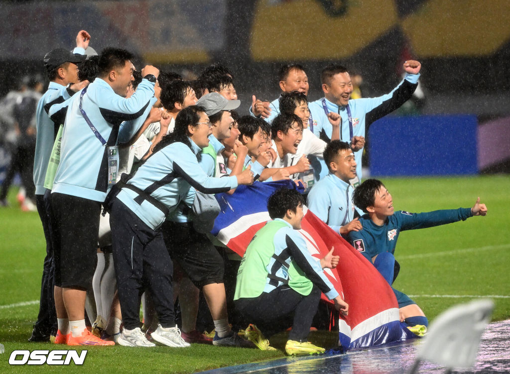 수원FC 위민은 20일 수원종합운동장에서 열린 2025-2026시즌 아시아축구연맹(AFC) 여자 챔피언스리그(AWCL) 4강전에서 북한 평양 내고향여자축구단과 경기에서 1-2로 패배했다.경기 종료 후 내고향여자축구단 선수단이 인공기를 펼치고 기념촬영을 하고 있다. 2026.05.20 /sunday@osen.co.kr