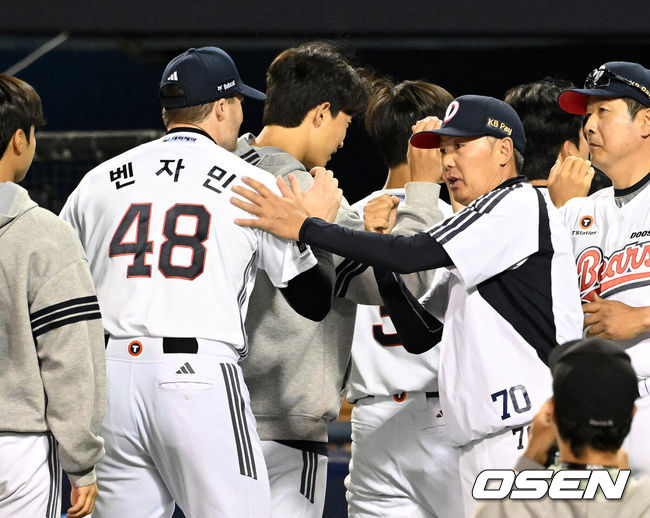 [OSEN=잠실, 이대선 기자] 두산이 연장 계약에 골인한 웨스 벤자민의 호투와 손아섭의 결승타를 앞세워 마침내 5할 승률을 해냈다. 프로야구 두산 베어스는 21일 서울 잠실구장에서 열린 2026 신한 SOL KBO리그 NC 다이노스와의 시즌 4차전에서 1-0으로 승리했다. 경기 종료 후 두산 김원형 감독이 벤자민과 승리의 기쁨을 나누고 있다. 2026.05.21 /sunday@osen.co.kr