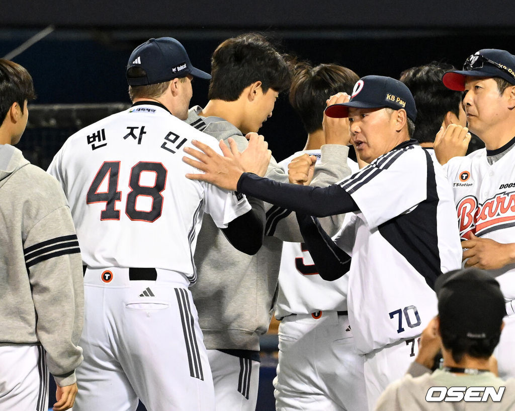 두산이 연장 계약에 골인한 웨스 벤자민의 호투와 손아섭의 결승타를 앞세워 마침내 5할 승률을 해냈다. 프로야구 두산 베어스는 21일 서울 잠실구장에서 열린 2026 신한 SOL KBO리그 NC 다이노스와의 시즌 4차전에서 1-0으로 승리했다. 경기 종료 후 두산 김원형 감독이 벤자민과 승리의 기쁨을 나누고 있다. 2026.05.21 /sunday@osen.co.kr