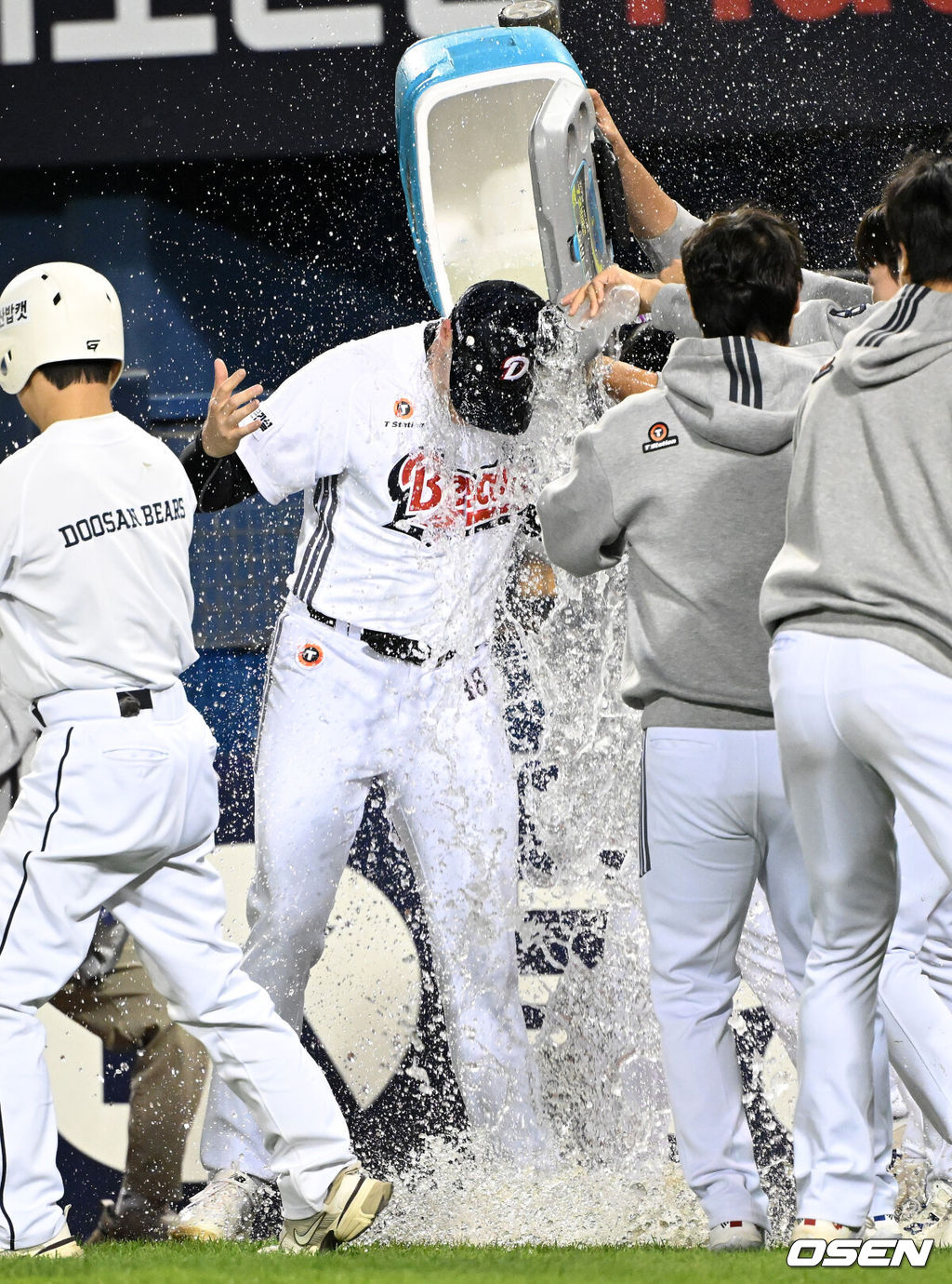 두산이 연장 계약에 골인한 웨스 벤자민의 호투와 손아섭의 결승타를 앞세워 마침내 5할 승률을 해냈다. 프로야구 두산 베어스는 21일 서울 잠실구장에서 열린 2026 신한 SOL KBO리그 NC 다이노스와의 시즌 4차전에서 1-0으로 승리했다. 경기 종료 후 첫 승을 거둔 두산 벤자민이 동료들에게 축하 물세례를 받고 있다. 2026.05.21 /sunday@osen.co.kr