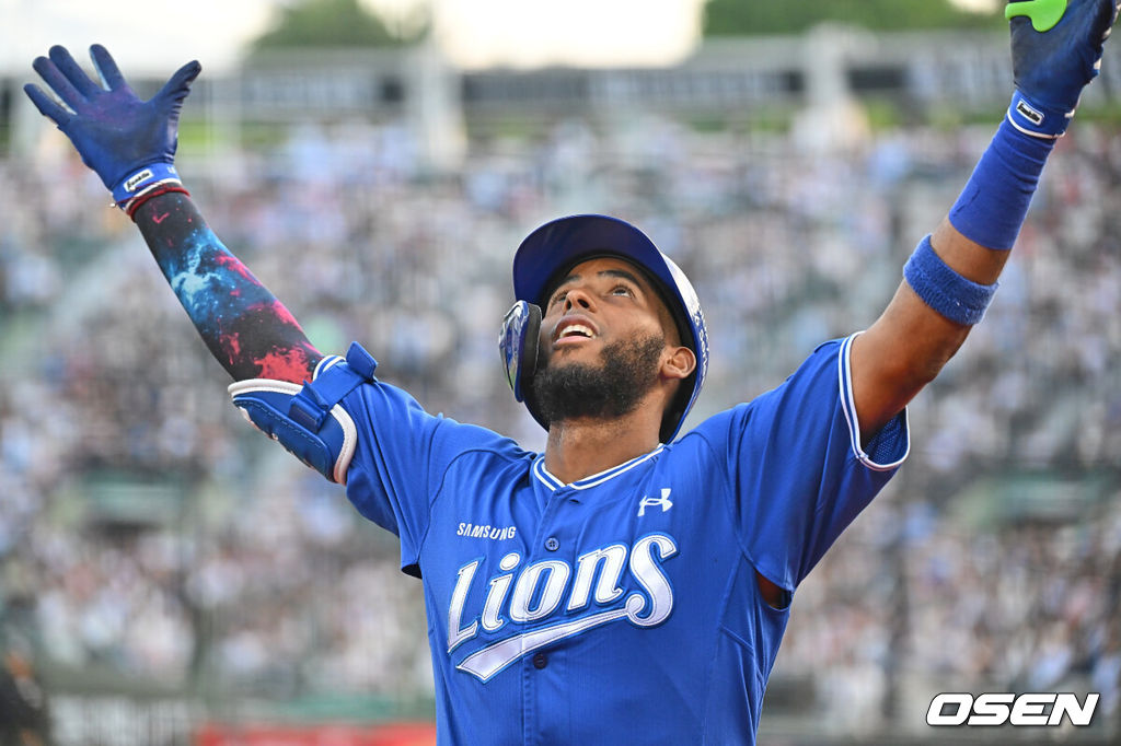 22일 부산 사직야구장에서 2026 신한 SOL KBO 리그 롯데 자이언츠와 삼성 라이온즈의 경기가 열렸다. 홈팀 롯데는 김진욱이, 방문팀 삼성은 오러클린이 선발 출전했다.삼성 라이온즈 디아즈가 1회초 2사 우월 솔로 홈런을 치고 세리머니를 하고 있다. 2026.05.22 / foto0307@osen.co.kr