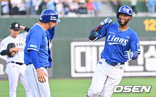 [OSEN=부산, 이석우 기자] 22일 부산 사직야구장에서 2026 신한 SOL KBO 리그 롯데 자이언츠와 삼성 라이온즈의 경기가 열렸다. 홈팀 롯데는 김진욱이, 방문팀 삼성은 오러클린이 선발 출전했다.삼성 라이온즈 디아즈가 1회초 2사 우월 솔로 홈런을 치고 세리머니를 하고 있다. 2026.05.22 / foto0307@osen.co.kr