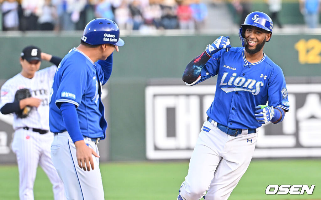 22일 부산 사직야구장에서 2026 신한 SOL KBO 리그 롯데 자이언츠와 삼성 라이온즈의 경기가 열렸다. 홈팀 롯데는 김진욱이, 방문팀 삼성은 오러클린이 선발 출전했다.삼성 라이온즈 디아즈가 1회초 2사 우월 솔로 홈런을 치고 세리머니를 하고 있다. 2026.05.22 / foto0307@osen.co.kr