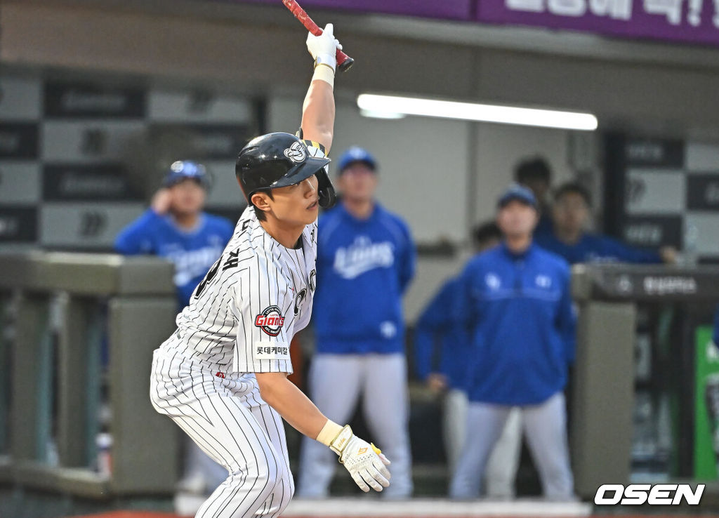 22일 부산 사직야구장에서 2026 신한 SOL KBO 리그 롯데 자이언츠와 삼성 라이온즈의 경기가 열렸다. 홈팀 롯데는 김진욱이, 방문팀 삼성은 오러클린이 선발 출전했다.롯데 자이언츠 전민재가 2회말 1사 좌월 솔로 홈런을 치고 있다. 2026.05.22 / foto0307@osen.co.kr