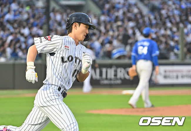 [OSEN=부산, 이석우 기자] 22일 부산 사직야구장에서 2026 신한 SOL KBO 리그 롯데 자이언츠와 삼성 라이온즈의 경기가 열렸다. 홈팀 롯데는 김진욱이, 방문팀 삼성은 오러클린이 선발 출전했다.롯데 자이언츠 전민재가 2회말 1사 좌월 솔로 홈런을 치고 그라운드를 돌고 있다. 2026.05.22 / foto0307@osen.co.kr