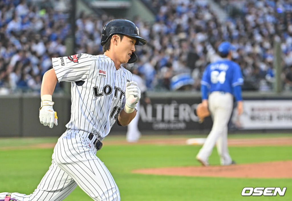 22일 부산 사직야구장에서 2026 신한 SOL KBO 리그 롯데 자이언츠와 삼성 라이온즈의 경기가 열렸다. 홈팀 롯데는 김진욱이, 방문팀 삼성은 오러클린이 선발 출전했다.롯데 자이언츠 전민재가 2회말 1사 좌월 솔로 홈런을 치고 그라운드를 돌고 있다. 2026.05.22 / foto0307@osen.co.kr