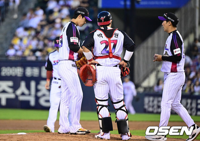 [OSEN=잠실, 조은정 기자]22일 서울 잠실야구장에서 ‘2026 신한 SOL Bank KBO리그’ LG 트윈스와 키움 히어로즈의 경기가 열렸다.홈팀 LG는 이정용, 방문팀 키움은 로젠버그를 선발로 내세웠다.5회초 2사 만루에 LG 이정용이 교체되고 있다. 2026.05.22 /cej@osen.co.kr