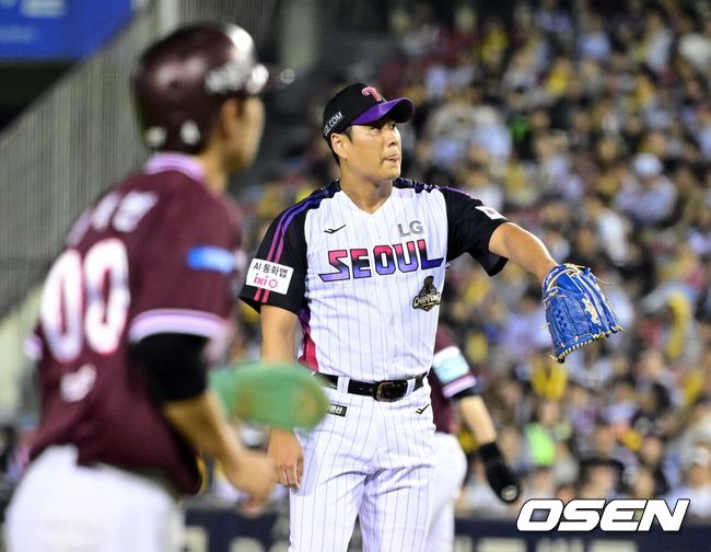[OSEN=잠실, 조은정 기자]6회초 1사 만루에서 LG 배재준이 키움 안치홍에게 밀어내기 볼넷을 허용하고 있다. 2026.05.22 /cej@osen.co.kr