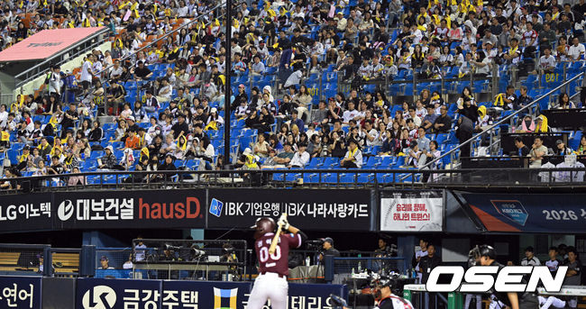 [OSEN=잠실, 조은정 기자]22일 서울 잠실야구장에서 ‘2026 신한 SOL Bank KBO리그’ LG 트윈스와 키움 히어로즈의 경기가 열렸다.홈팀 LG는 이정용, 방문팀 키움은 로젠버그를 선발로 내세웠다.7회 LG와 키움의 스코어기 0-7을 기록 중인 가운데 1루 관중석이 비어있다. 2026.05.22 /cej@osen.co.kr
