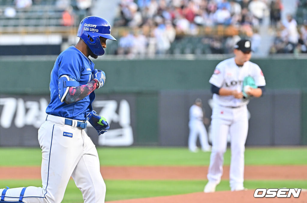 22일 부산 사직야구장에서 2026 신한 SOL KBO 리그 롯데 자이언츠와 삼성 라이온즈의 경기가 열렸다. 홈팀 롯데는 김진욱이, 방문팀 삼성은 오러클린이 선발 출전했다.삼성 라이온즈 디아즈가 1회초 2사 우월 솔로 홈런을 치고 세리머니를 하고 있다. 2026.05.22 / foto0307@osen.co.kr