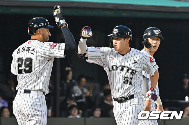 [OSEN=부산, 이석우 기자] 22일 부산 사직야구장에서 2026 신한 SOL KBO 리그 롯데 자이언츠와 삼성 라이온즈의 경기가 열렸다. 홈팀 롯데는 김진욱이, 방문팀 삼성은 오러클린이 선발 출전했다.롯데 자이언츠 나승엽이 3회말 1사 1,2루 우월 3점 홈런을 치고 하이파이브를 하고 있다. 2026.05.22 / foto0307@osen.co.kr