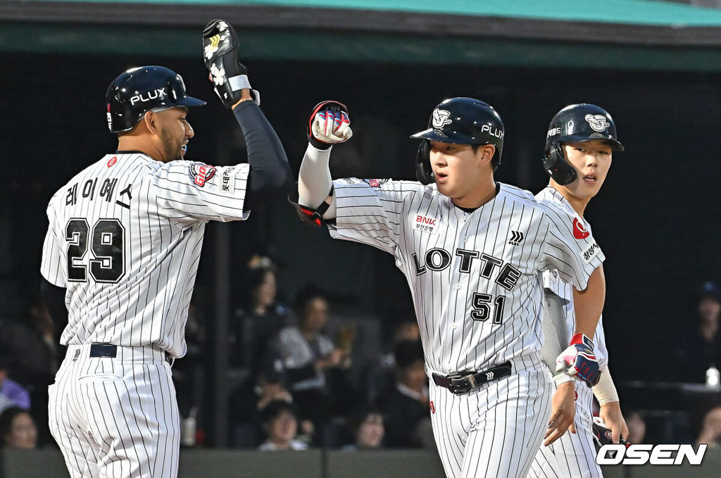 22일 부산 사직야구장에서 2026 신한 SOL KBO 리그 롯데 자이언츠와 삼성 라이온즈의 경기가 열렸다. 홈팀 롯데는 김진욱이, 방문팀 삼성은 오러클린이 선발 출전했다.롯데 자이언츠 나승엽이 3회말 1사 1,2루 우월 3점 홈런을 치고 하이파이브를 하고 있다. 2026.05.22 / foto0307@osen.co.kr