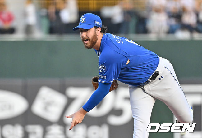 [OSEN=부산, 이석우 기자] 22일 부산 사직야구장에서 2026 신한 SOL KBO 리그 롯데 자이언츠와 삼성 라이온즈의 경기가 열렸다. 홈팀 롯데는 김진욱이, 방문팀 삼성은 오러클린이 선발 출전했다.삼성 라이온즈 선발 투수 오러클린이 역투하고 있다. 2026.05.22 / foto0307@osen.co.kr