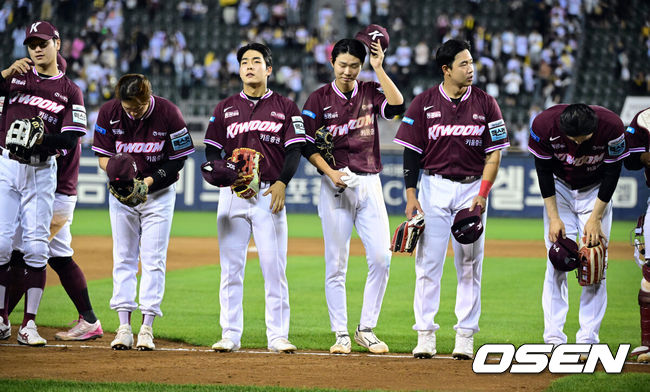 [OSEN=잠실, 조은정 기자]프로야구 키움 히어로즈가 LG 트윈스를 꺾고 5연승을 달렸다.키움은 22일 서울 잠실구장에서 열린 2026 KBO리그 LG와 경기에서 7-0으로 승리했다.&nbsp;전날(21일) 만루 홈런을 터뜨린 김건희가 선제 결승타 포함 4타수 2안타 2타점, 이형종이 4타수 2안타 1타점 2득점으로 활약했다.&nbsp;키움이 승리를 기뻐하고 있다. 2026.05.22 /cej@osen.co.kr