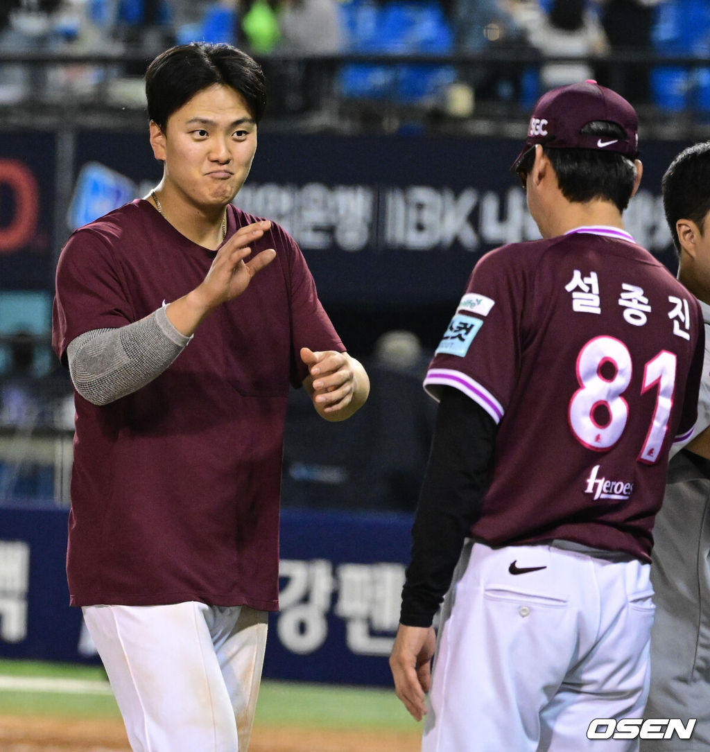 프로야구 키움 히어로즈가 LG 트윈스를 꺾고 5연승을 달렸다.키움은 22일 서울 잠실구장에서 열린 2026 KBO리그 LG와 경기에서 7-0으로 승리했다. 전날(21일) 만루 홈런을 터뜨린 김건희가 선제 결승타 포함 4타수 2안타 2타점, 이형종이 4타수 2안타 1타점 2득점으로 활약했다. 키움 김건희가 설종진 감독과 승리를 기뻐하고 있다. 2026.05.22 /cej@osen.co.kr