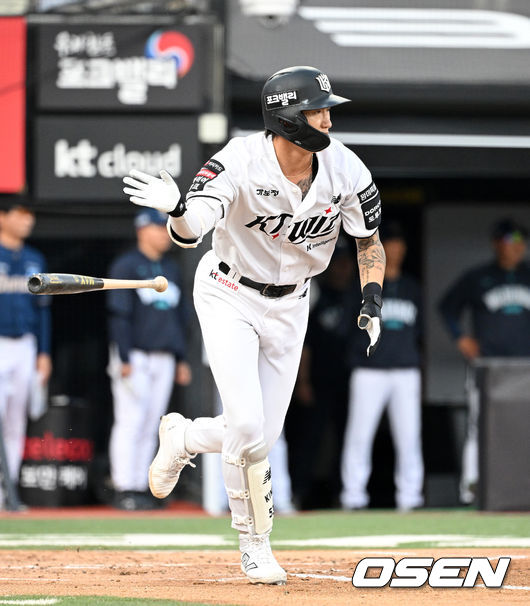 [OSEN=수원, 이대선 기자] 22일 수원 KT위즈파크에서 2026 신한 SOL KBO리그 KT 위즈와 NC 다이노스의 경기가 열렸다. 2회말 무사 2루에서 KT 김민혁이 중전 적시타를 치고 있다. 2026.05.22 /sunday@osen.co.kr