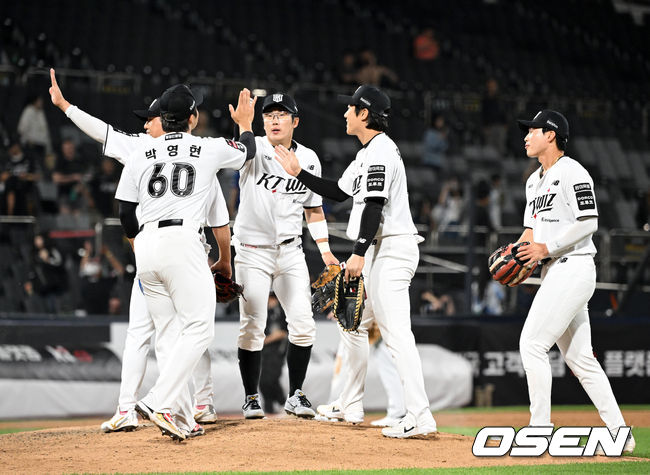 [OSEN=수원, 이대선 기자] KT는 22일 수원 KT위즈파크에서 열린 2026 신한 SOL KBO리그 홈경기에서 NC에 7-4로 승리했다. 경기 종료 후 KT 선수들이 승리의 기쁨을 나누고 있다. 2026.05.22 /sunday@osen.co.kr
