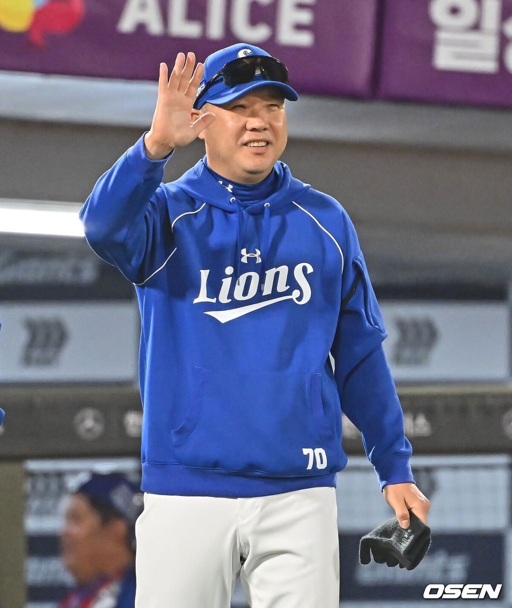 22일 부산 사직야구장에서 2026 신한 SOL KBO 리그 롯데 자이언츠와 삼성 라이온즈의 경기가 열렸다. 홈팀 롯데는 김진욱이, 방문팀 삼성은 오러클린이 선발 출전했다.삼성 라이온즈 박진만 감독이 롯데 자이언츠에 7-5로 승리한 후 선수들과 기쁨을 나누고 있다. 2026.05.22 / foto0307@osen.co.kr