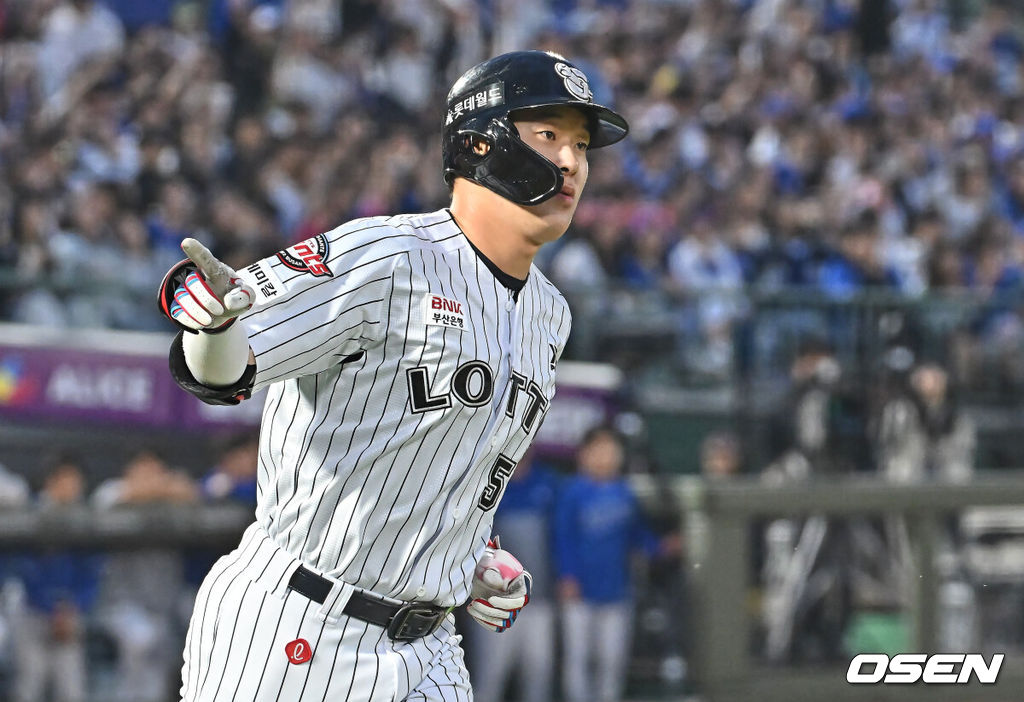 22일 부산 사직야구장에서 2026 신한 SOL KBO 리그 롯데 자이언츠와 삼성 라이온즈의 경기가 열렸다. 홈팀 롯데는 김진욱이, 방문팀 삼성은 오러클린이 선발 출전했다.롯데 자이언츠 나승엽이 3회말 1사 1,2루 우월 3점 홈런을 치고 세리머니를 하고 있다. 2026.05.22 / foto0307@osen.co.kr