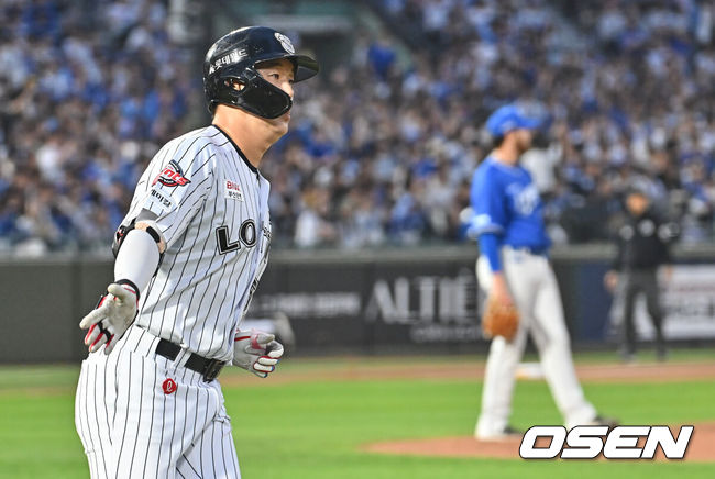 [OSEN=부산, 이석우 기자] 22일 부산 사직야구장에서 2026 신한 SOL KBO 리그 롯데 자이언츠와 삼성 라이온즈의 경기가 열렸다. 홈팀 롯데는 김진욱이, 방문팀 삼성은 오러클린이 선발 출전했다.롯데 자이언츠 나승엽이 3회말 1사 1,2루 우월 3점 홈런을 치고 하이파이브를 하고 있다. 2026.05.22 / foto0307@osen.co.kr