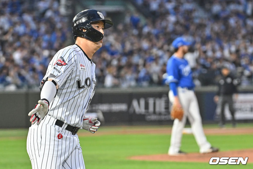 22일 부산 사직야구장에서 2026 신한 SOL KBO 리그 롯데 자이언츠와 삼성 라이온즈의 경기가 열렸다. 홈팀 롯데는 김진욱이, 방문팀 삼성은 오러클린이 선발 출전했다.롯데 자이언츠 나승엽이 3회말 1사 1,2루 우월 3점 홈런을 치고 하이파이브를 하고 있다. 2026.05.22 / foto0307@osen.co.kr