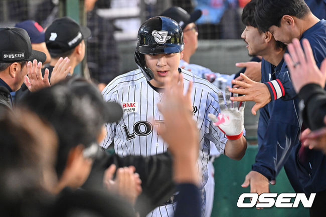 [OSEN=부산, 이석우 기자] 22일 부산 사직야구장에서 2026 신한 SOL KBO 리그 롯데 자이언츠와 삼성 라이온즈의 경기가 열렸다. 홈팀 롯데는 김진욱이, 방문팀 삼성은 오러클린이 선발 출전했다.롯데 자이언츠 나승엽이 3회말 1사 1,2루 우월 3점 홈런을 치고 하이파이브를 하고 있다. 2026.05.22 / foto0307@osen.co.kr