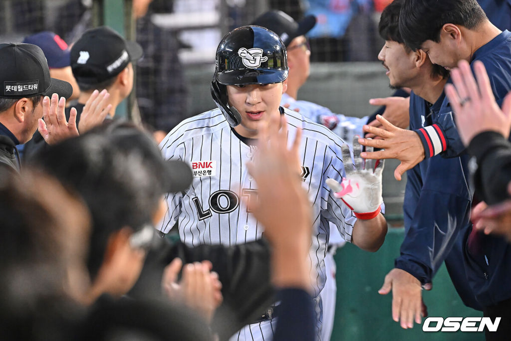 22일 부산 사직야구장에서 2026 신한 SOL KBO 리그 롯데 자이언츠와 삼성 라이온즈의 경기가 열렸다. 홈팀 롯데는 김진욱이, 방문팀 삼성은 오러클린이 선발 출전했다.롯데 자이언츠 나승엽이 3회말 1사 1,2루 우월 3점 홈런을 치고 하이파이브를 하고 있다. 2026.05.22 / foto0307@osen.co.kr