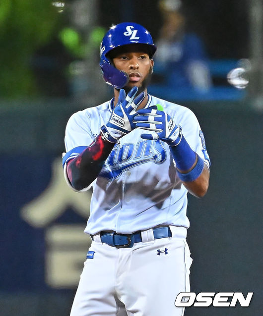 [OSEN=포항, 이석우 기자] 21일 포항야구장에서 2026 신한 SOL KBO 리그 삼성 라이온즈와 KT 위즈의 경기가 열렸다. 홈팀 삼성은 후라도가, 방문팀 KT는 오원석이 선발 출전했다. 삼성 라이온즈 디아즈가 7회말 무사 1,2루 우익수 뒤 1타점 2루타를 치고 세리머니를 하고 있다. 2026.05.21 / foto0307@osen.co.kr
