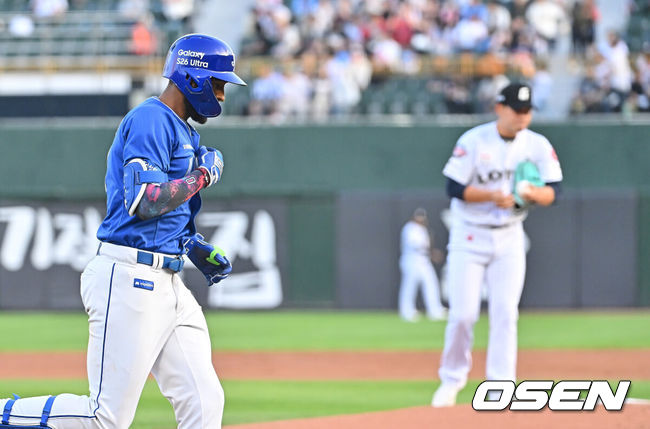 [OSEN=부산, 이석우 기자] 22일 부산 사직야구장에서 2026 신한 SOL KBO 리그 롯데 자이언츠와 삼성 라이온즈의 경기가 열렸다. 홈팀 롯데는 김진욱이, 방문팀 삼성은 오러클린이 선발 출전했다.삼성 라이온즈 디아즈가 1회초 2사 우월 솔로 홈런을 치고 세리머니를 하고 있다. 2026.05.22 / foto0307@osen.co.kr