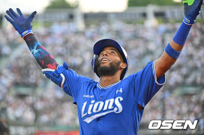[OSEN=부산, 이석우 기자] 22일 부산 사직야구장에서 2026 신한 SOL KBO 리그 롯데 자이언츠와 삼성 라이온즈의 경기가 열렸다. 홈팀 롯데는 김진욱이, 방문팀 삼성은 오러클린이 선발 출전했다.삼성 라이온즈 디아즈가 1회초 2사 우월 솔로 홈런을 치고 세리머니를 하고 있다. 2026.05.22 / foto0307@osen.co.kr