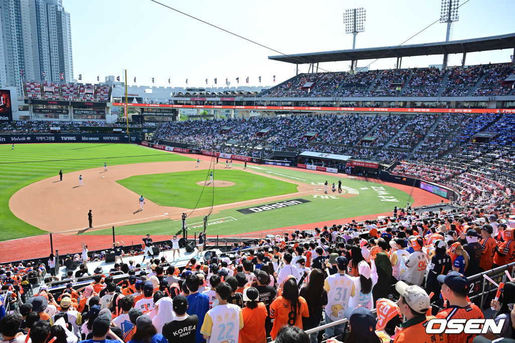 16일 오후 2시 수원KT위즈파크에서 2026 신한 SOL KBO 리그 KT 위즈와 한화 이글스의 경기가 진행됐다. 이날 경기에서 KT는 배제성을, 한화는 화이트를 선발투수로 내세웠다. 뜨거운 햇빛 아래 관중들이 열띤 응원을 펼치고 있다.  2026.05.16 / soul1014@osen.co.kr