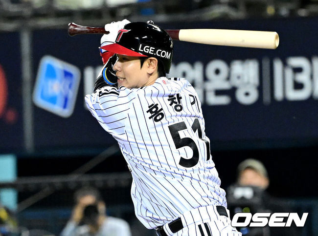 [OSEN=잠실, 최규한 기자] 13일 서울 잠실야구장에서 ‘2026 신한 SOL Bank KBO리그’ LG 트윈스와 삼성 라이온즈의 경기가 열렸다.홈팀 LG는 앤더스 톨허스트, 방문팀 삼성은 원태인을 선발로 내세웠다.5회말 무사 1루 상황 LG 홍창기가 안타를 날리고 있다. 2026.05.13 / dreamer@osen.co.kr