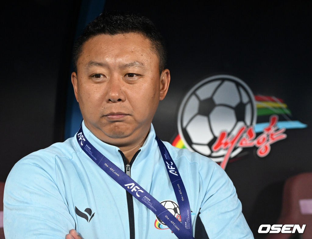 수원FC 위민은 20일 수원종합운동장에서 열린 2025-2026시즌 아시아축구연맹(AFC) 여자 챔피언스리그(AWCL) 4강전에서 북한 평양 내고향여자축구단과 경기에서 1-2로 패배했다.경기에 앞서 내고향여자축구단 리유일 감독이 그라운드를 바라보고 있다. 2026.05.20 /sunday@osen.co.kr