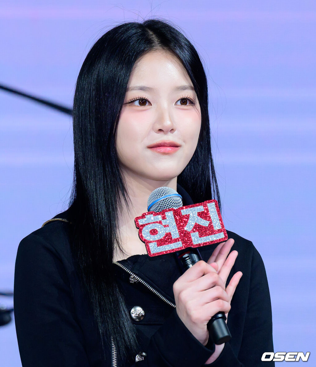 18일 오후 서울 마포구 상암동 쇼킹케이팝센터에서 밴드 레이턴시(LATENCY) 쇼케이스가 열렸다.레이턴시는 서로 다른 걸그룹 활동을 펼쳐온 멤버들이 결성한 밴드로 비상한 주목을 받고 있다. 지원(기타), 현진(드럼), 하은(건반), 세미(베이스)의 파격 변신과 천재 기타리스트로 통하는 희연이 합류해 특별한 도전에 나섰다. 한발 늦어 보이는 시간 같지만 결국 다시 움직이기 시작하는 순간을 음악으로 표현하겠다는 각오다.레이턴시 현진이 간담회를 하고 있다. 2026.03.18 / jpnews@osen.co.kr
