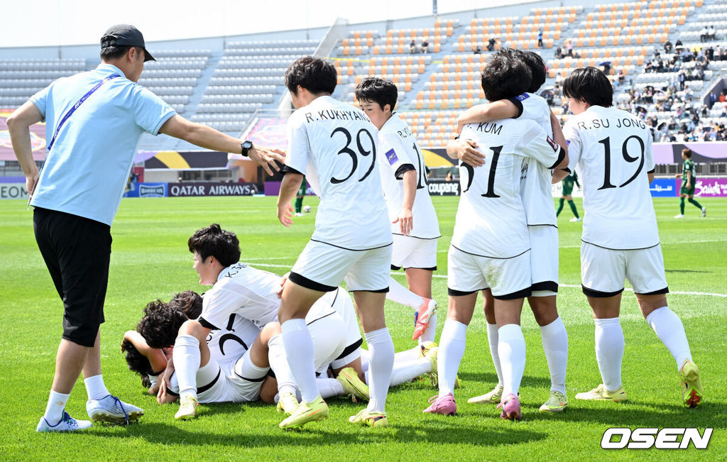 23일 오후 수원종합운동장에서 2025~2026시즌 아시아축구연맹(AFC) 여자 챔피언스리그(AWCL) 결승 북한 내고향여자축구단과 도쿄 베르디의 경기가 열렸다.AWCL은 아시아 각국 여자 축구 리그의 우승팀들이 격돌하는 대회로 2년 전 AFC가 여자 축구 활성화를 위해 출범시켰다.이 대회의 우승 상금은 100만 달러(약 15억 1000만 원), 준우승 상금은 50만 달러(약 7억 5400만 원)다.전반 내고향여자축구단 김경영(17번)의 선제골이 선수단이 기뻐하고 있다. 2026.05.23 /sunday@osen.co.kr
