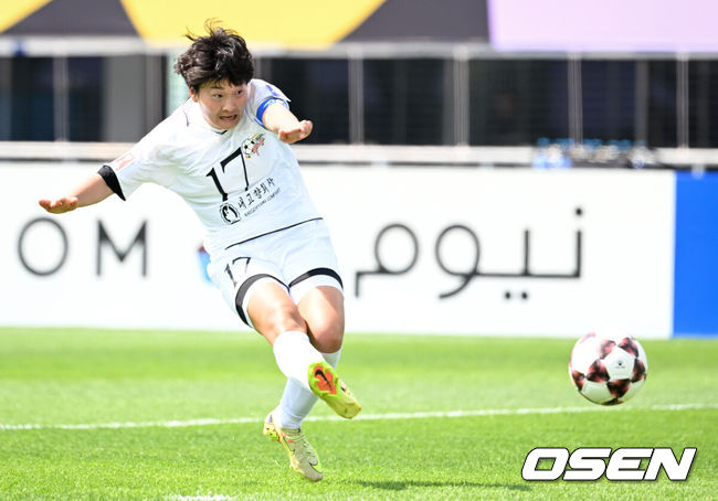 [OSEN=수원, 이대선 기자] 23일 오후 수원종합운동장에서 2025~2026시즌 아시아축구연맹(AFC) 여자 챔피언스리그(AWCL) 결승 북한 내고향여자축구단과 도쿄 베르디의 경기가 열렸다.AWCL은 아시아 각국 여자 축구 리그의 우승팀들이 격돌하는 대회로 2년 전 AFC가 여자 축구 활성화를 위해 출범시켰다.이 대회의 우승 상금은 100만 달러(약 15억 1000만 원), 준우승 상금은 50만 달러(약 7억 5400만 원)다.전반 내고향여자축구단 김경영이 선제골을 넣고 있다. 2026.05.23 /sunday@osen.co.kr