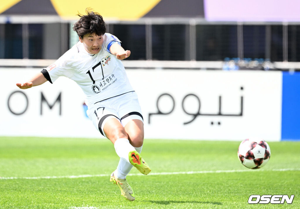23일 오후 수원종합운동장에서 2025~2026시즌 아시아축구연맹(AFC) 여자 챔피언스리그(AWCL) 결승 북한 내고향여자축구단과 도쿄 베르디의 경기가 열렸다.AWCL은 아시아 각국 여자 축구 리그의 우승팀들이 격돌하는 대회로 2년 전 AFC가 여자 축구 활성화를 위해 출범시켰다.이 대회의 우승 상금은 100만 달러(약 15억 1000만 원), 준우승 상금은 50만 달러(약 7억 5400만 원)다.전반 내고향여자축구단 김경영이 선제골을 넣고 있다. 2026.05.23 /sunday@osen.co.kr