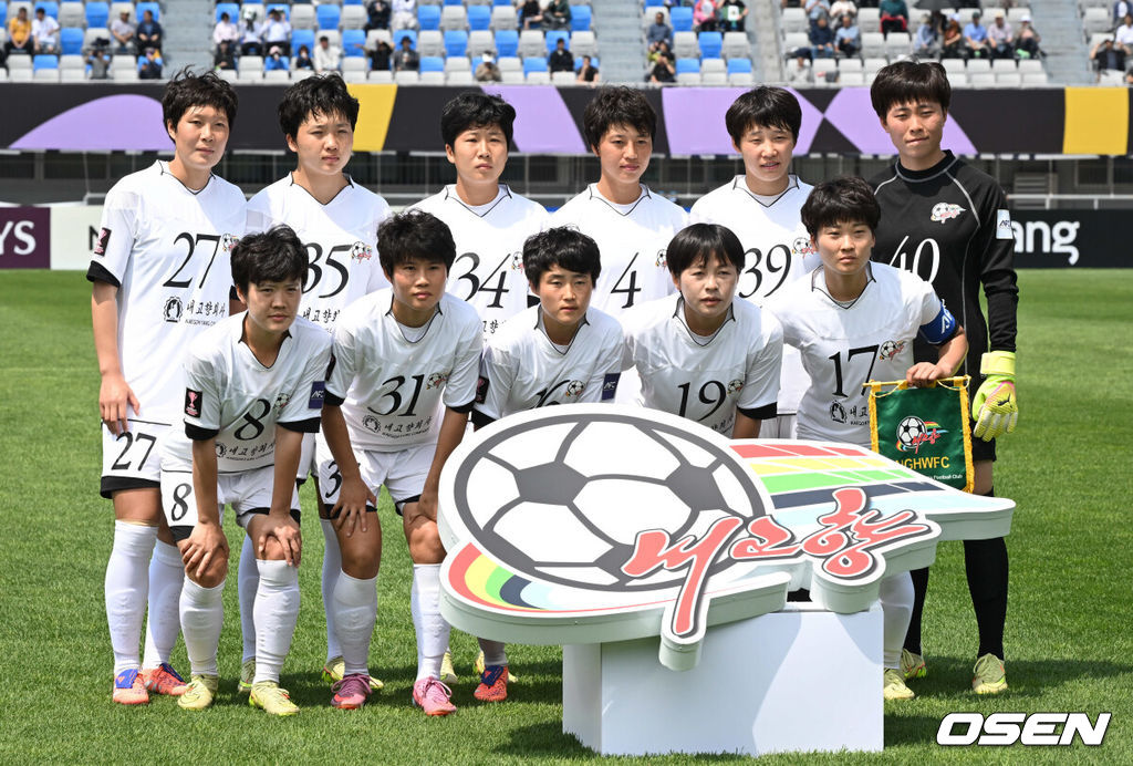 23일 오후 수원종합운동장에서 2025~2026시즌 아시아축구연맹(AFC) 여자 챔피언스리그(AWCL) 결승 북한 내고향여자축구단과 도쿄 베르디의 경기가 열렸다.AWCL은 아시아 각국 여자 축구 리그의 우승팀들이 격돌하는 대회로 2년 전 AFC가 여자 축구 활성화를 위해 출범시켰다.이 대회의 우승 상금은 100만 달러(약 15억 1000만 원), 준우승 상금은 50만 달러(약 7억 5400만 원)다.경기 전 내고향여자축구단 베스트11이 포즈를 취하고 있다. 2026.05.23 /sunday@osen.co.kr