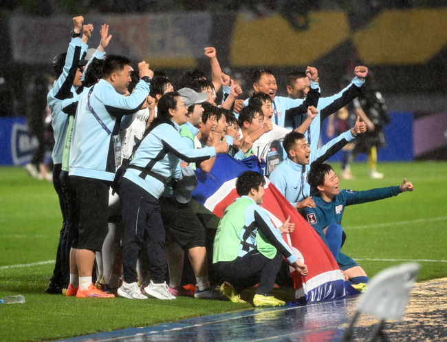 [OSEN=수원, 이대선 기자] 수원FC 위민은 20일 수원종합운동장에서 열린 2025-2026시즌 아시아축구연맹(AFC) 여자 챔피언스리그(AWCL) 4강전에서 북한 평양 내고향여자축구단과 경기에서 1-2로 패배했다.경기 종료 후 내고향여자축구단 선수단이 인공기를 펼치고 기념촬영을 하고 있다. 2026.05.20 /sunday@osen.co.kr