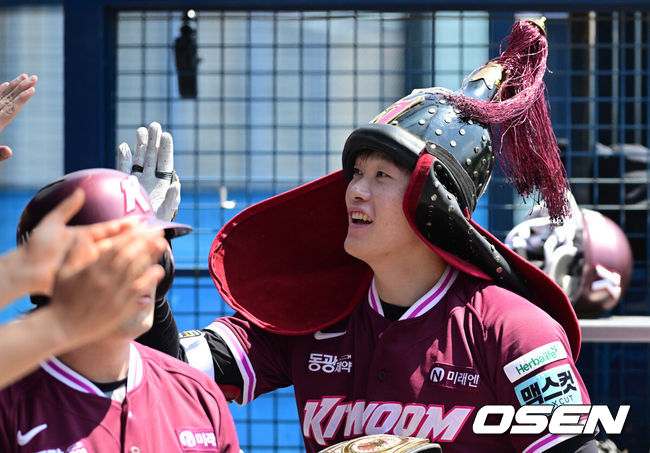 [OSEN=잠실, 지형준 기자] 23일 서울 잠실야구장에서 2026 신한 SOL KBO리그 LG 트윈스와 키움 히어로즈의 경기가 열렸다.LG는 임찬규, 키움은 배동현이 선발로 나섰다.1회초 2사에서 키움 임병욱이 선제 우월 솔로포를 날리며 동료선수들과 기뻐하고 있다. 2026.05.23&nbsp;/ jpnews@osen.co.kr