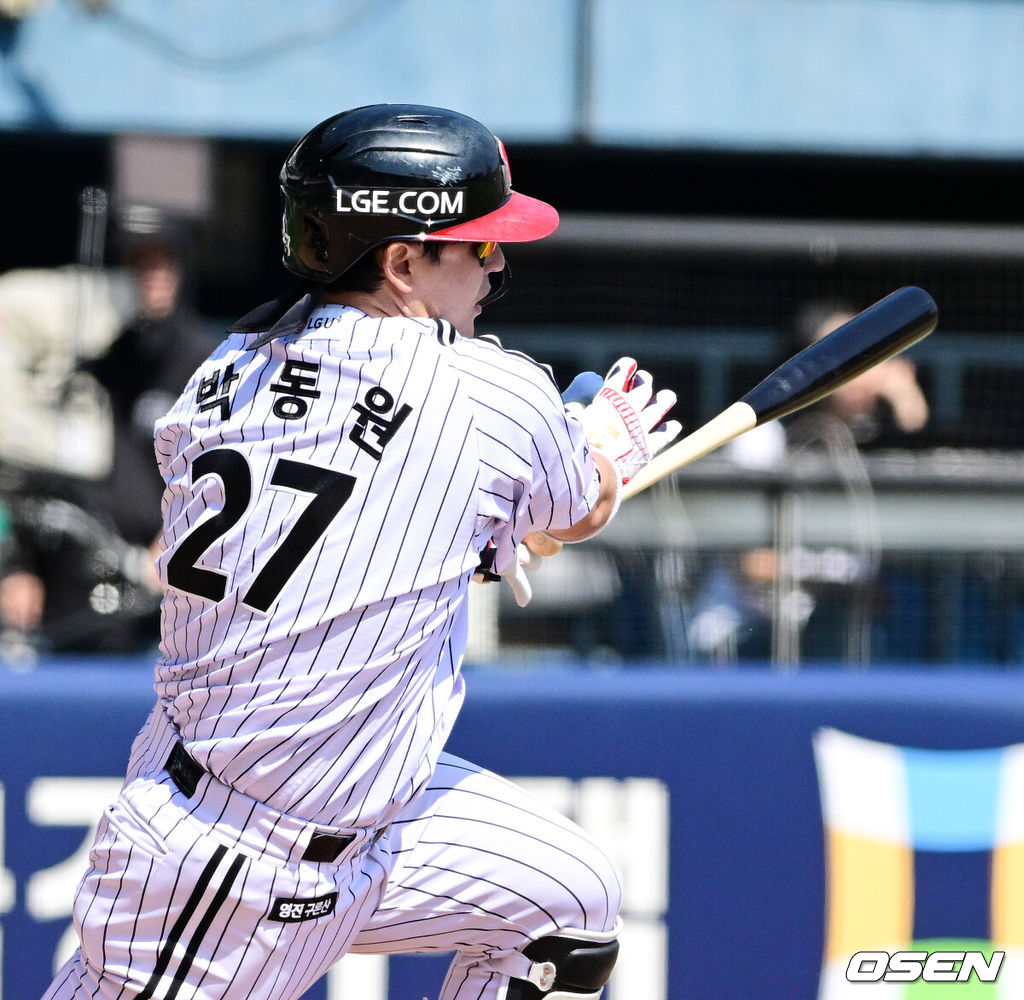 23일 서울 잠실야구장에서 2026 신한 SOL KBO리그 LG 트윈스와 키움 히어로즈의 경기가 열렸다.LG는 임찬규, 키움은 배동현이 선발로 나섰다.3회말 2사 2,3루에서 LG 박동원이 2타점 역전 적시타를 날리고 있다. 2026.05.23 / jpnews@osen.co.kr