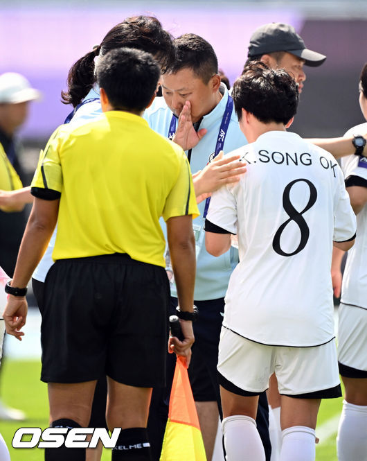 [OSEN=수원, 이대선 기자] 23일 오후 수원종합운동장에서 2025~2026시즌 아시아축구연맹(AFC) 여자 챔피언스리그(AWCL) 결승 북한 내고향여자축구단과 도쿄 베르디의 경기가 열렸다.AWCL은 아시아 각국 여자 축구 리그의 우승팀들이 격돌하는 대회로 2년 전 AFC가 여자 축구 활성화를 위해 출범시켰다.이 대회의 우승 상금은 100만 달러(약 15억 1000만 원), 준우승 상금은 50만 달러(약 7억 5400만 원)다.내고향여자축구단 리유일 감독이 작전을 지시하고 있다. 2026.05.23 /sunday@osen.co.kr