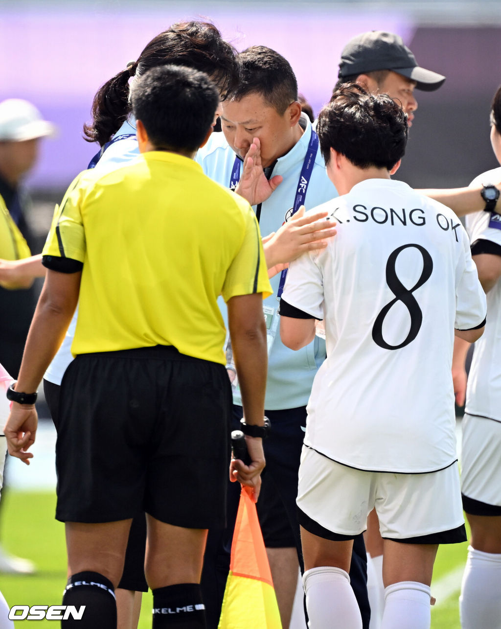 23일 오후 수원종합운동장에서 2025~2026시즌 아시아축구연맹(AFC) 여자 챔피언스리그(AWCL) 결승 북한 내고향여자축구단과 도쿄 베르디의 경기가 열렸다.AWCL은 아시아 각국 여자 축구 리그의 우승팀들이 격돌하는 대회로 2년 전 AFC가 여자 축구 활성화를 위해 출범시켰다.이 대회의 우승 상금은 100만 달러(약 15억 1000만 원), 준우승 상금은 50만 달러(약 7억 5400만 원)다.내고향여자축구단 리유일 감독이 작전을 지시하고 있다. 2026.05.23 /sunday@osen.co.kr