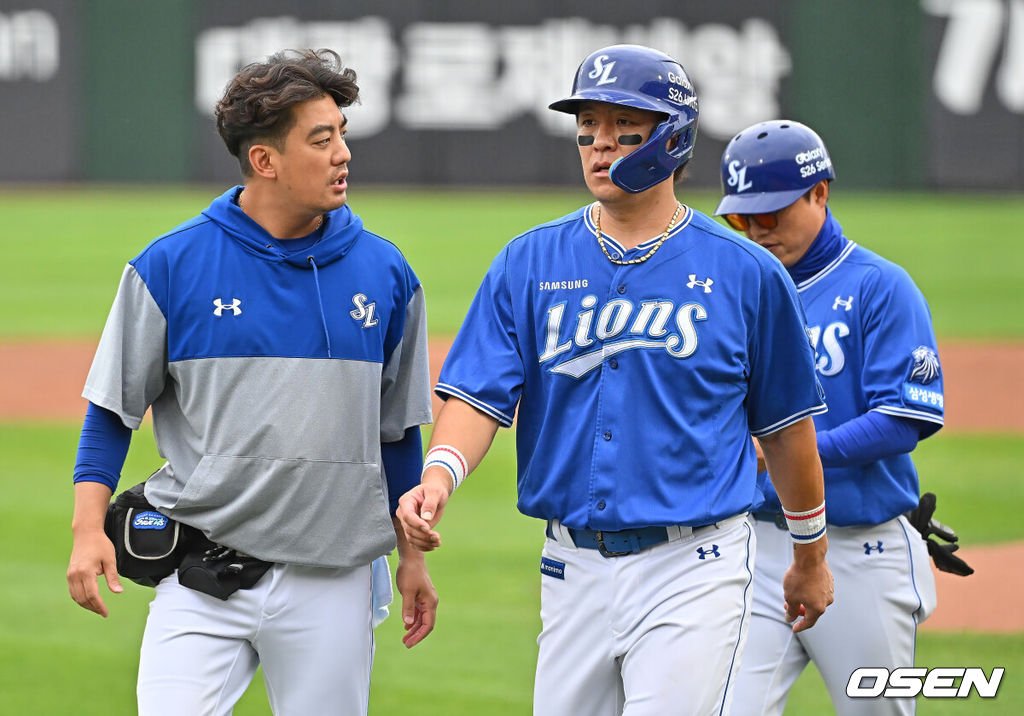 23일 부산 사직야구장에서 2026 신한 SOL KBO 리그 롯데 자이언츠와 삼성 라이온즈의 경기가 열렸다. 홈팀 롯데는 박세웅이, 방문팀 삼성은 장찬희가 선발 출전했다.삼성 라이온즈 강민호가 1회초 2사 만루 우익수 앞 2타점 안타를 치고 이닝 교체하며 통증을 호소하고 있다. 2026.05.23 / foto0307@osen.co.kr