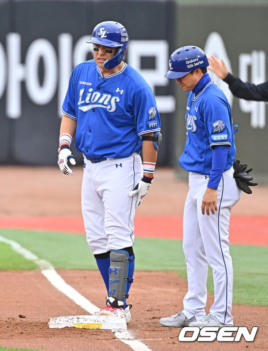 [OSEN=부산, 이석우 기자] 23일 부산 사직야구장에서 2026 신한 SOL KBO 리그 롯데 자이언츠와 삼성 라이온즈의 경기가 열렸다. 홈팀 롯데는 박세웅이, 방문팀 삼성은 장찬희가 선발 출전했다.삼성 라이온즈 강민호가 1회초 2사 만루 우익수 앞 2타점 안타를 치고 통증을 호소하고 있다. 2026.05.23 / foto0307@osen.co.kr