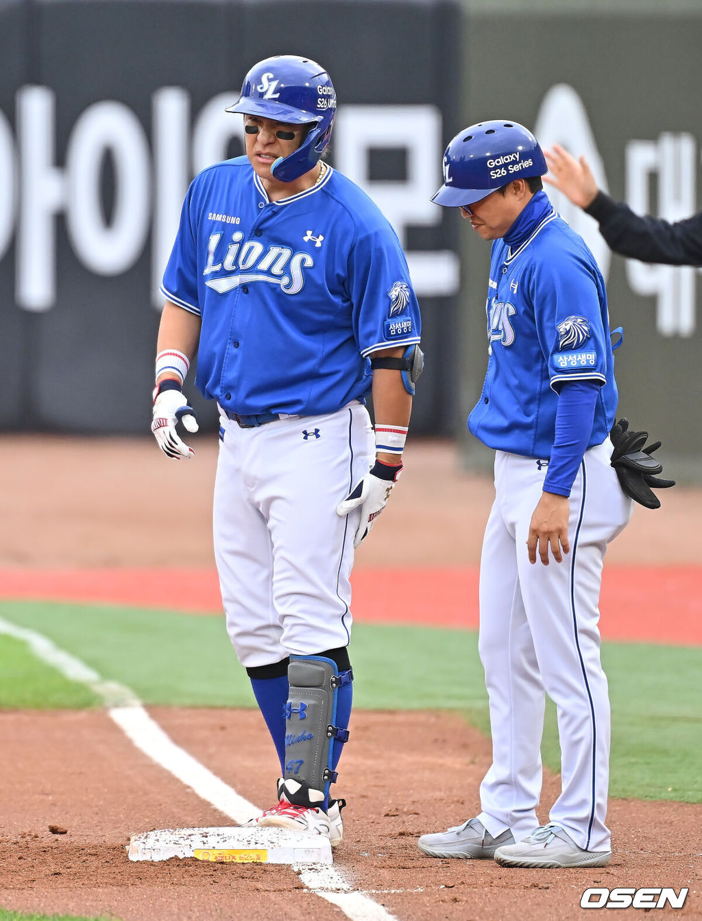 23일 부산 사직야구장에서 2026 신한 SOL KBO 리그 롯데 자이언츠와 삼성 라이온즈의 경기가 열렸다. 홈팀 롯데는 박세웅이, 방문팀 삼성은 장찬희가 선발 출전했다.삼성 라이온즈 강민호가 1회초 2사 만루 우익수 앞 2타점 안타를 치고 통증을 호소하고 있다. 2026.05.23 / foto0307@osen.co.kr