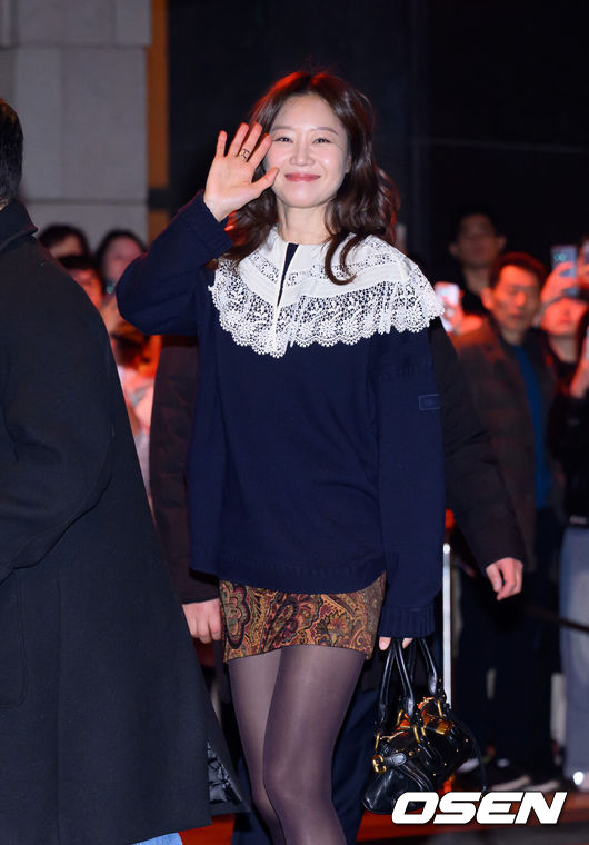 [OSEN=이대선 기자] 배우 신민아와 김우빈이 20일 오후 서울 중구 신라호텔에서 비공개 결혼식을 올렸다.<br /><br />5살 연상연하 커플인 김우빈과 신민아는 2014년 한 의류 브랜드 광고 모델로 만나 연인으로 발전했다. 두 사람은 이듬해 7월 열애를 인정한 뒤 10년째 공개 연애를 이어왔다.<br /><br />배우 공효진이 결혼식에 참석하고 있다. 2025.12.20 /sunday@osen.co.kr