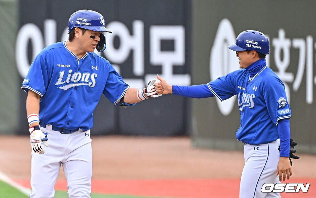 23일 부산 사직야구장에서 2026 신한 SOL KBO 리그 롯데 자이언츠와 삼성 라이온즈의 경기가 열렸다. 홈팀 롯데는 박세웅이, 방문팀 삼성은 장찬희가 선발 출전했다.삼성 라이온즈 강민호가 1회초 2사 만루 우익수 앞 2타점 안타를 치고 하이파이브를 하고 있다. 2026.05.23 / foto0307@osen.co.kr